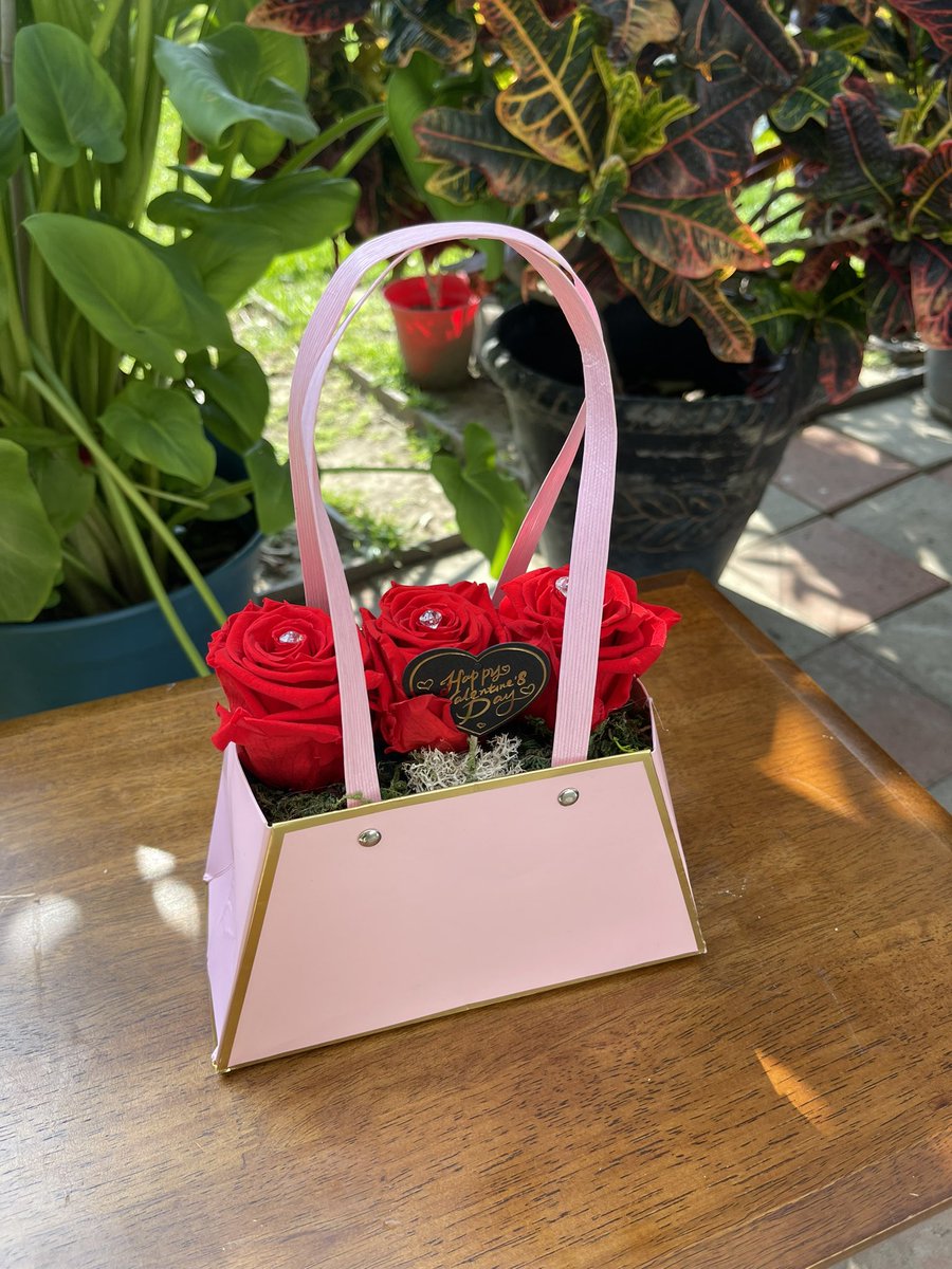 chestyon3's tweet photo. If anyone needs any floral arrangements in Maywood for Valentine’s Day, please let me know. My mom is selling some 🫶🏼🌹 https://t.co/QSZkD9k7IT
