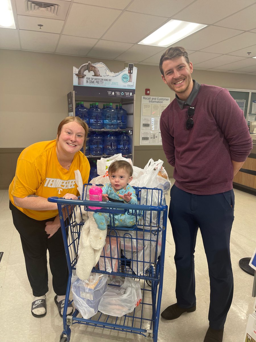 IndMembersCU's tweet photo. More #RandomActsOfKindess Week fun today! We were out in our communities sharing kindness and purchased groceries for a few fellow neighbors! #PeopleHelpingPeople #TeamIMCU https://t.co/j1T6GTyHjV