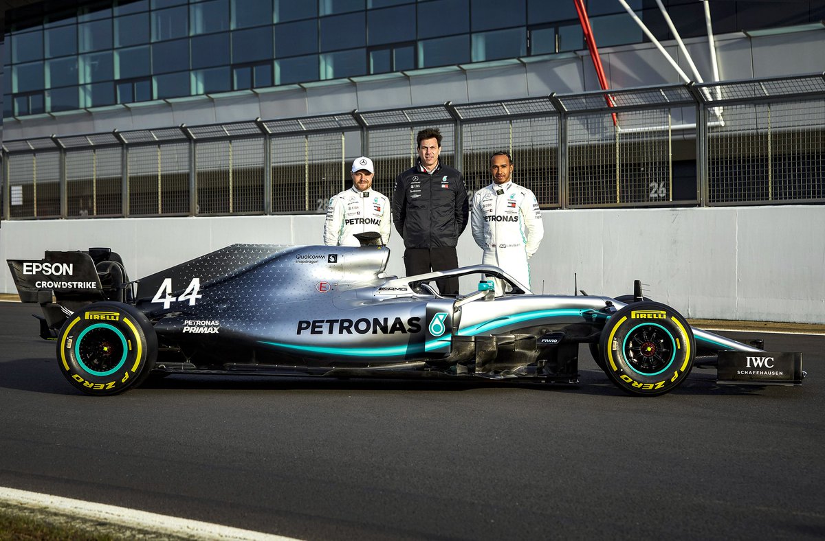 Seré de los pocos que piensa que tremendo adefesio se han pegado Mercedes este año. 

¿Mejor que el año pasado? Obvio, ahora comparalo con la livery de 2019 que era perfecta, y vamos... No hay color, literalmente.