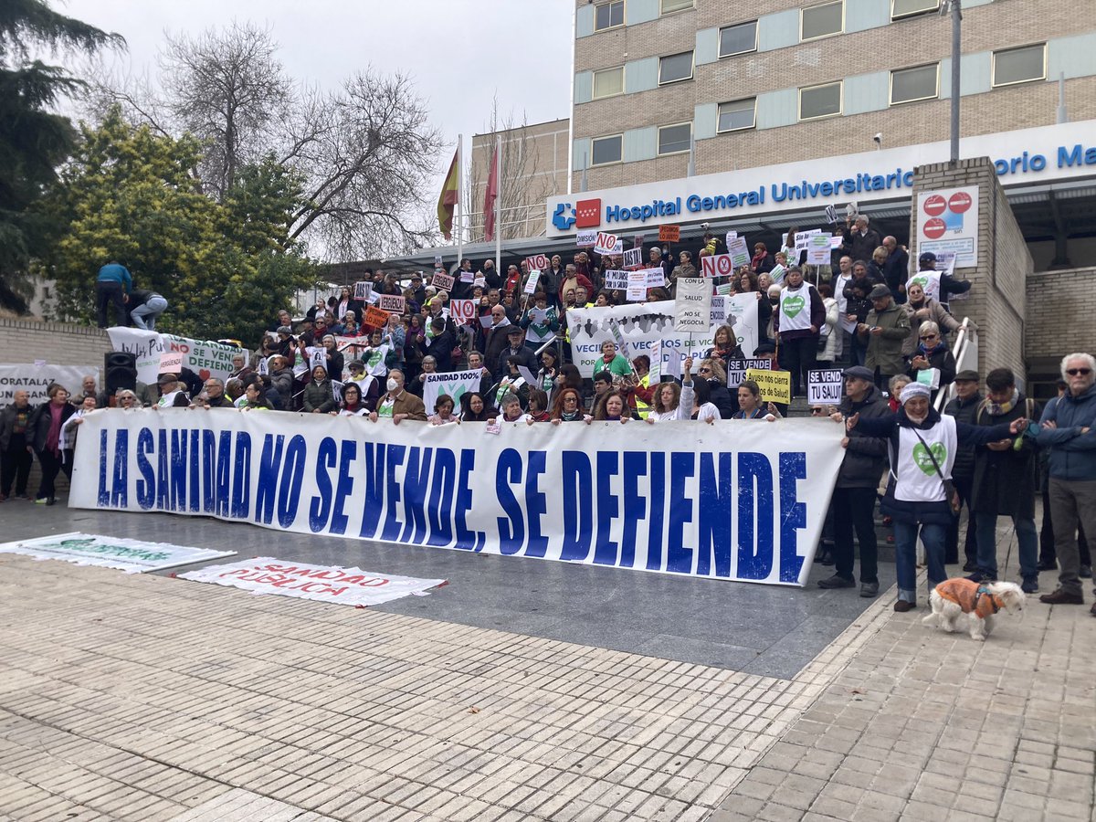 Hoy muchas y muchos militantes hemos acompañado a <a href="/VecinasSanidad/">Vecinas y vecinos de barrios y pueblos de Madrid</a> en los centros sanitarios para seguir reclamando una #SanidadPublicaYUniversal