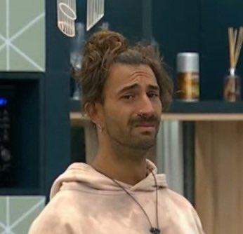 Mi cara mirando como todos están en pareja y yo sin poder auto regalarme nada por gastar el finde largo