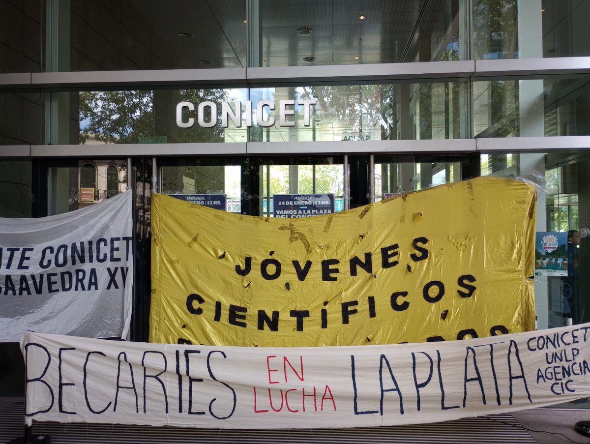 CONICET en lucha contra el ahogamiento presupuestario en ciencia!
En el polo científico y en todo el país decimos que acá no sobra nadie! Efectivizacion de todas las becas! 
Hay lucha para rato.
