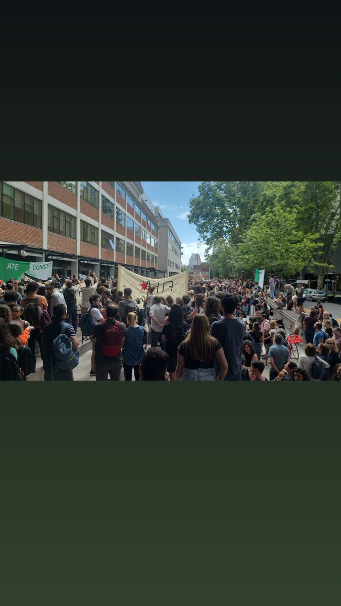 JuliYantorno's tweet photo. CONICET en lucha contra el ahogamiento presupuestario en ciencia!
En el polo científico y en todo el país decimos que acá no sobra nadie! Efectivizacion de todas las becas! 
Hay lucha para rato. https://t.co/HGGSd75Nxa