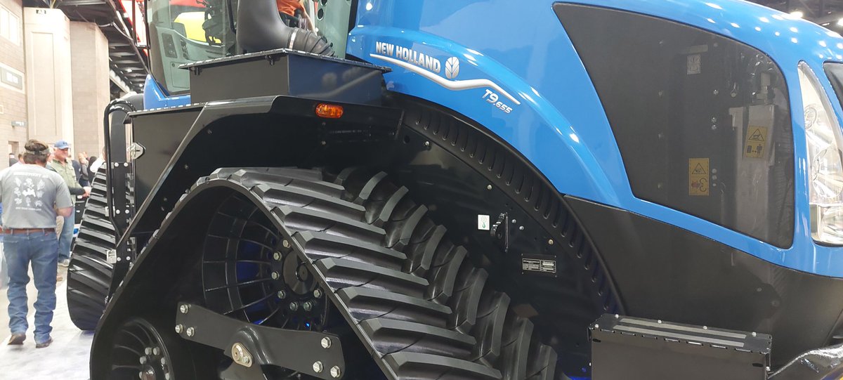 wilkjef's tweet photo. Oh look...a blue Steiger and a yellow Case...😉😎😎🤤
#KYNFMS https://t.co/WV5owpqmyr