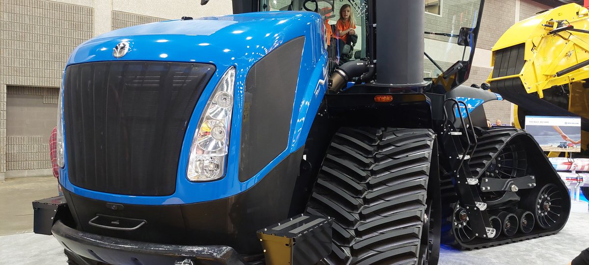 wilkjef's tweet photo. Oh look...a blue Steiger and a yellow Case...😉😎😎🤤
#KYNFMS https://t.co/WV5owpqmyr
