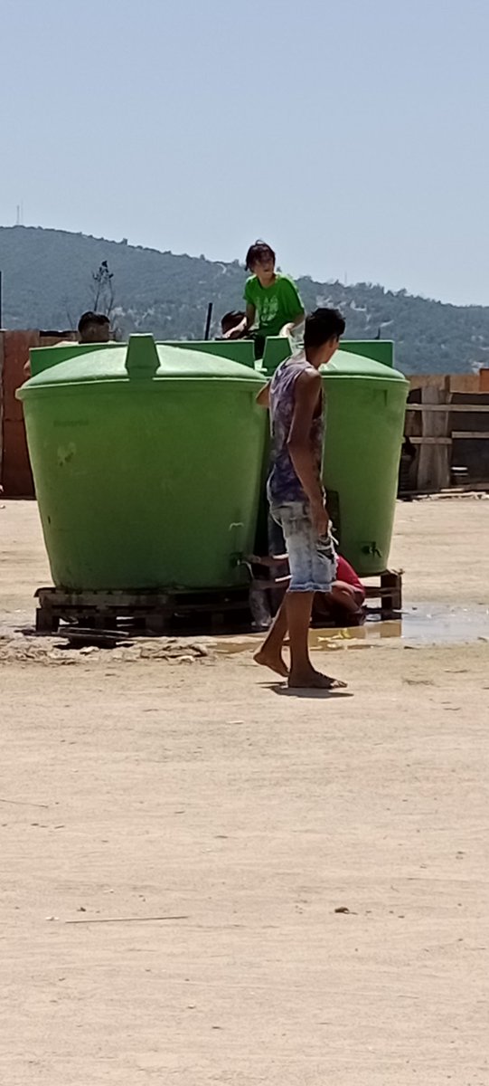 felipehzm's tweet photo. Entiendo que necesitan divertirse y sus papás probablemente están retirando escombros ... Pero esa agua era para beber ... Y estamos en el sector más alejado donde la ayuda llegó tarde y aún tarde ... Nose @quilpueciudad @Quilpue @quilpueon_line podrían poner vigilancia... https://t.co/nmAvFkLl9i