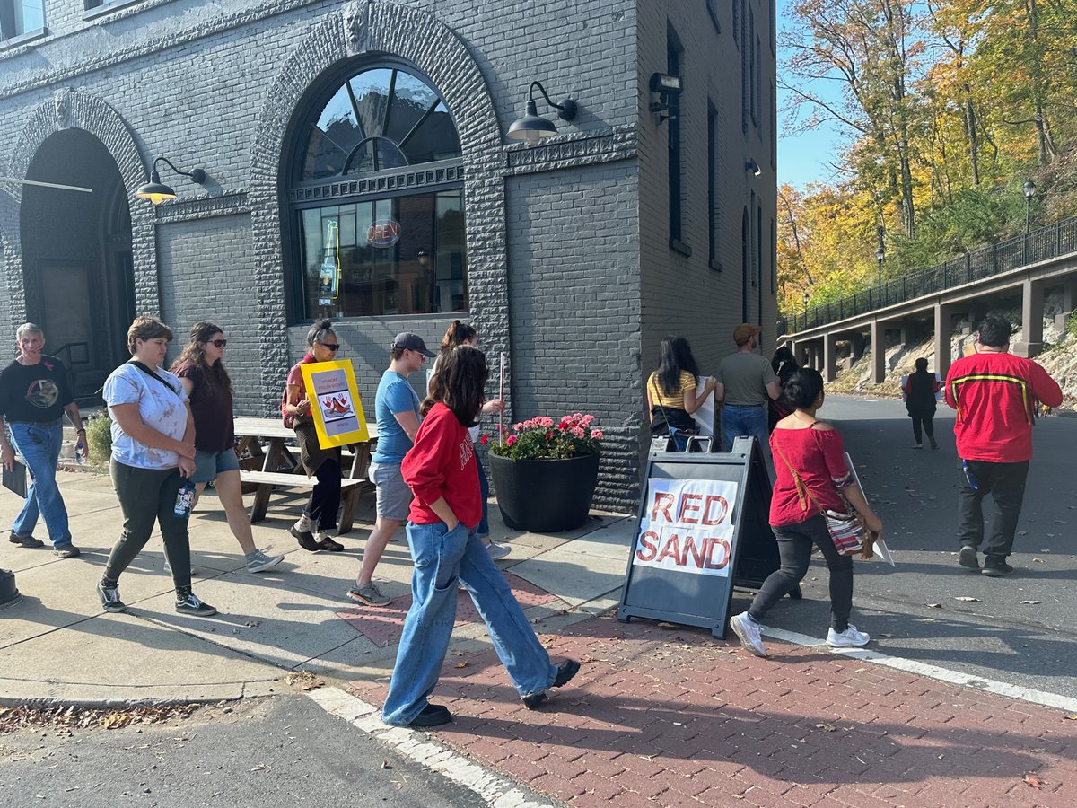 KS_ArtsTrail's tweet image. #TBT to our powerful walk with the #RedSandProject! ❤️✊ We also filled trail cracks with sand to honor the missing and murdered Indigenous women. @cityofeastonpa @RedSandProject