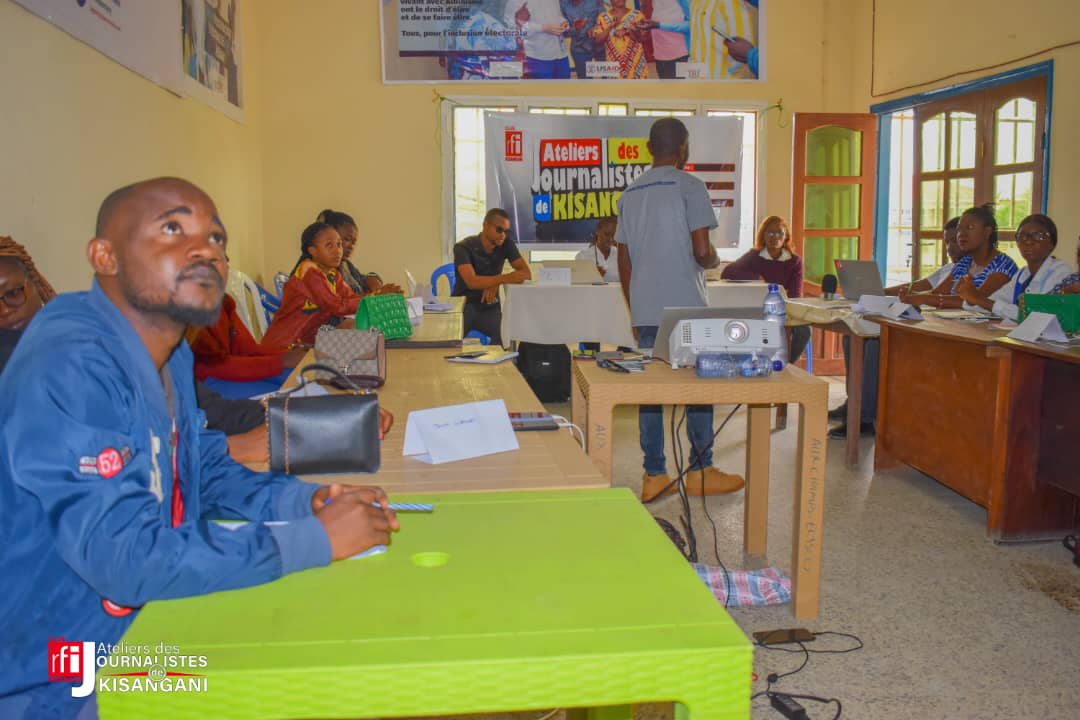 Mukendi1er's tweet photo. 2e jour des #AJK avec le @CRFIKIS. @FundiClaude nous appris la sécurité des journalistes aux environnements hostiles et des notions du secourisme. #Tozokola
@RFIAfrique @Tresor_k @OIFrancophonie @theoveul #freestanys https://t.co/ugRvktAmFI