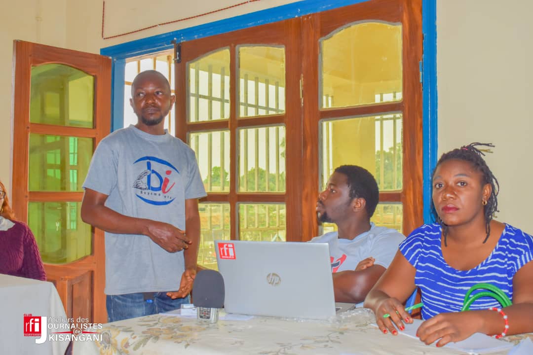 Mukendi1er's tweet photo. 2e jour des #AJK avec le @CRFIKIS. @FundiClaude nous appris la sécurité des journalistes aux environnements hostiles et des notions du secourisme. #Tozokola
@RFIAfrique @Tresor_k @OIFrancophonie @theoveul #freestanys https://t.co/ugRvktAmFI