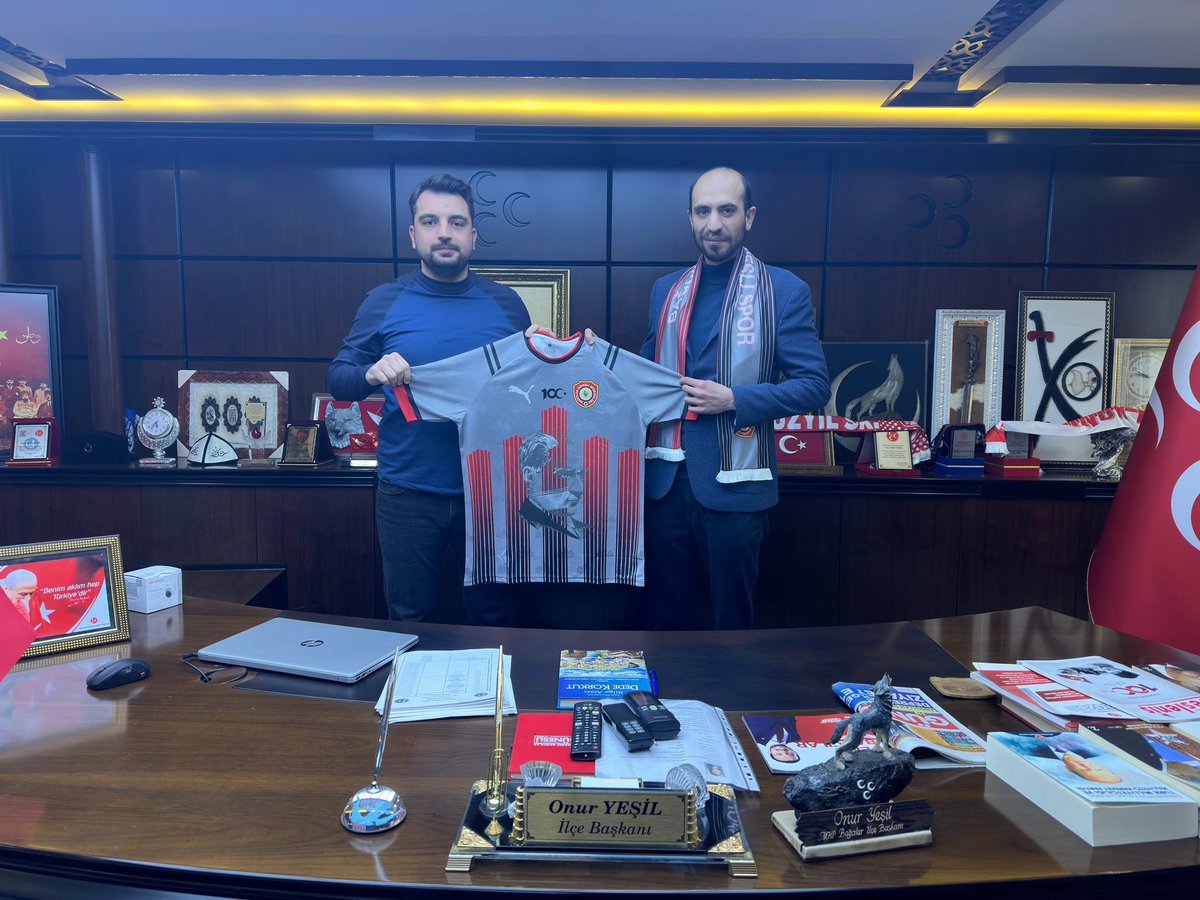 Milliyetçi Hareket Partisi Bağcılar İlçe Başkanı Onur Yeşil’i makamında ziyaret ederek Takımımızın 100. Yıla Özel Tasarlanan  Formasını Takdim ettim.
Sayın Başkana Misafirperverliğinden dolayı teşekkür ederim.