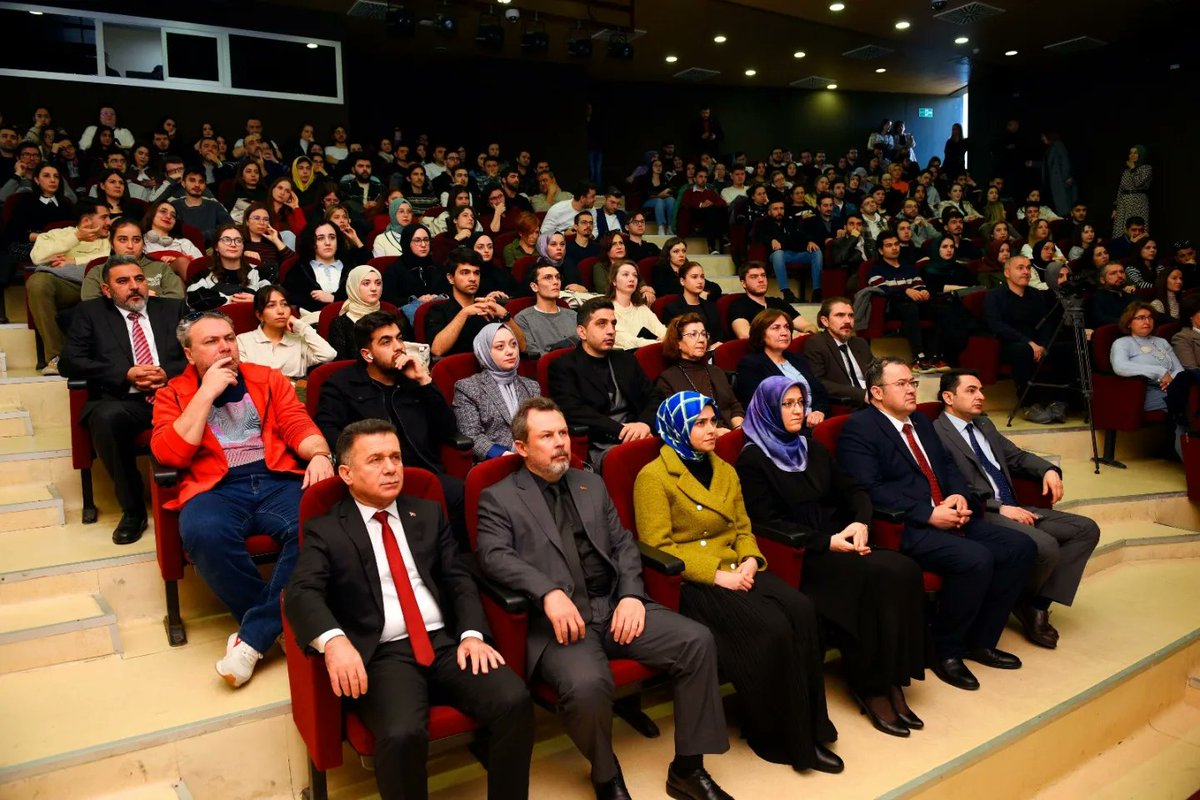 mcbuproje's tweet photo. 🚀 “#MilliTeknolojiHamlesi Yolculuğunda #Teknofest ve @T3Vakfi Bilgilendirme Semineri” ile T3 Vakfı Yönetim Kurulu Başkanı @elvan_kzc öğrencilerimizle buluştu.

#TEKNOFEST #teknofest2024🚀 #ManisaCelalBayarÜniversitesi
#ProfDrRanaKinar #MCBÜ #MCBÜTeknofest #MCBÜöğrenci https://t.co/V5Dzqzv2eD