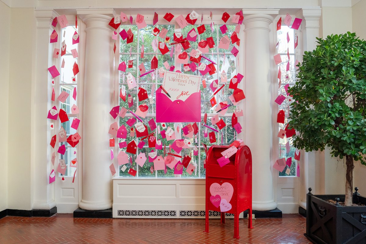 WhiteHouse46's tweet photo. The White House is adorned today with a “Valentine to the Country” from the First Lady – featuring messages of love, gratitude, hope, and optimism. 💕 https://t.co/mx5gkYMKT5