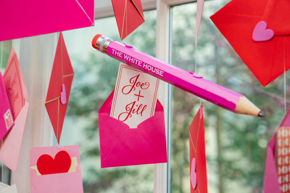 WhiteHouse46's tweet photo. The White House is adorned today with a “Valentine to the Country” from the First Lady – featuring messages of love, gratitude, hope, and optimism. 💕 https://t.co/mx5gkYMKT5