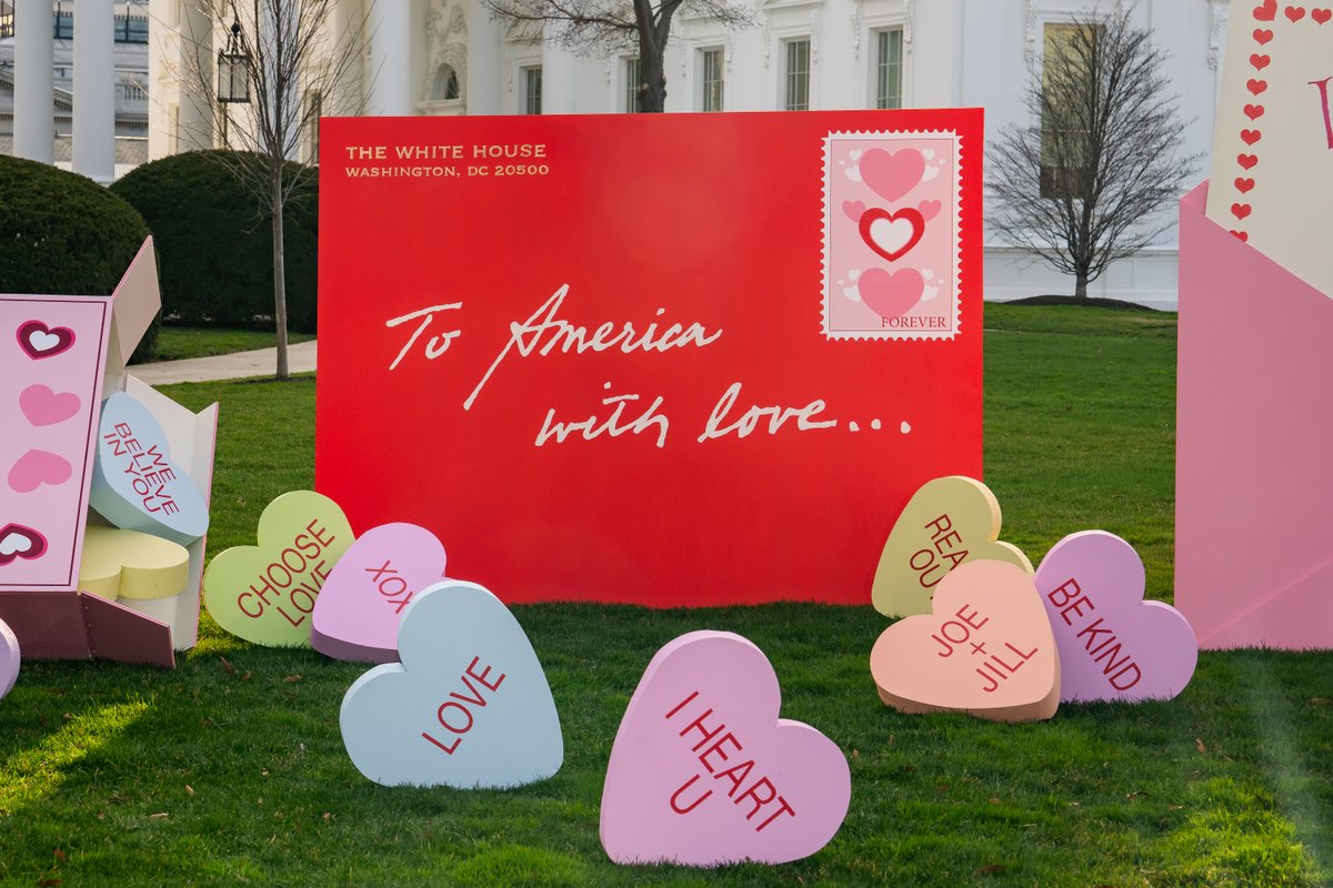 WhiteHouse46's tweet photo. The White House is adorned today with a “Valentine to the Country” from the First Lady – featuring messages of love, gratitude, hope, and optimism. 💕 https://t.co/mx5gkYMKT5