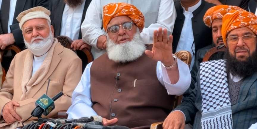 قائد محترم دیگر تمام سیاستدانوں سے بہتر فیصلہ کرنے والا ہے 
#ایوان_نہیں_میدان