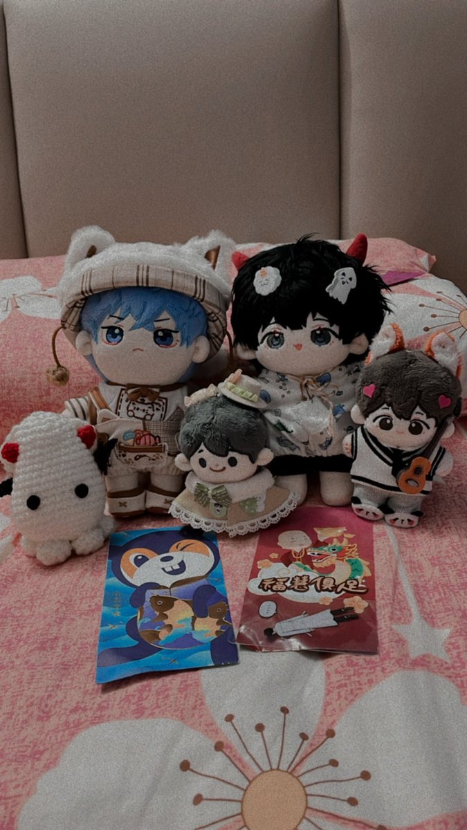 softforsoft's tweet photo. happy birthday to my son and his friend dokja!! 🎉🎉🎂

as soft’s doting dad, his bday and cny present would be this angpao LMFAO 

for the last pic they told their husbands to hurry and get in the shot so that they can take their 全家福 tgt 😂😂 https://t.co/CW96yij0aK