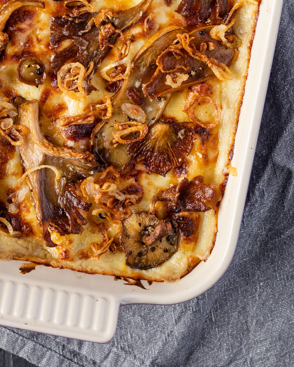Happy Valentines Day! ❤️ ❤️ ❤️

We are completely in love with this shallot and mushroom lasagne! 

The perfect comfort dish to whip up for your special someone. 

You can find the full recipe here - ukshallot.com/recipes/shallo…