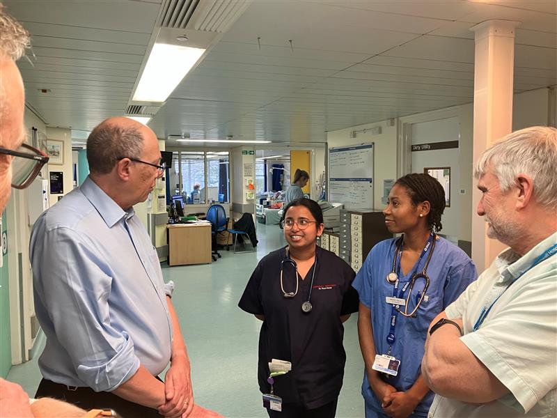 We're delighted to welcome NHS national medical director, Professor Sir Stephen Powis to #Cornwall today. He’s gaining first-hand insight into our winter plan initiatives thanks to a packed afternoon of tours, demos and discussion. @NHSEnglandNMD @NHSEngland @NHSSW @RCHTWeCare