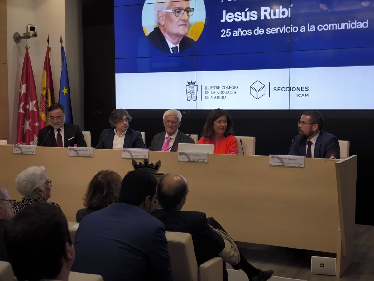 dlcarballo's tweet photo. Hoy en @icam_es, junto con @PrivacyPros y @ascomGRC, hemos rendido nuestro caluroso homenaje a Jesús Rubí por sus 25 años al servicio de la comunidad. Gracias a compañeros y amigos por acompañarnos en una Jornada tan especial. https://t.co/PhTJ3FKC46