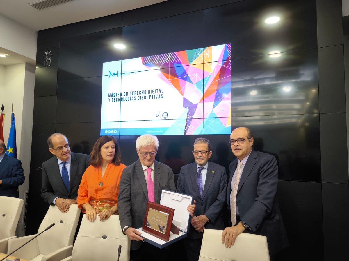 dlcarballo's tweet photo. Hoy en @icam_es, junto con @PrivacyPros y @ascomGRC, hemos rendido nuestro caluroso homenaje a Jesús Rubí por sus 25 años al servicio de la comunidad. Gracias a compañeros y amigos por acompañarnos en una Jornada tan especial. https://t.co/PhTJ3FKC46