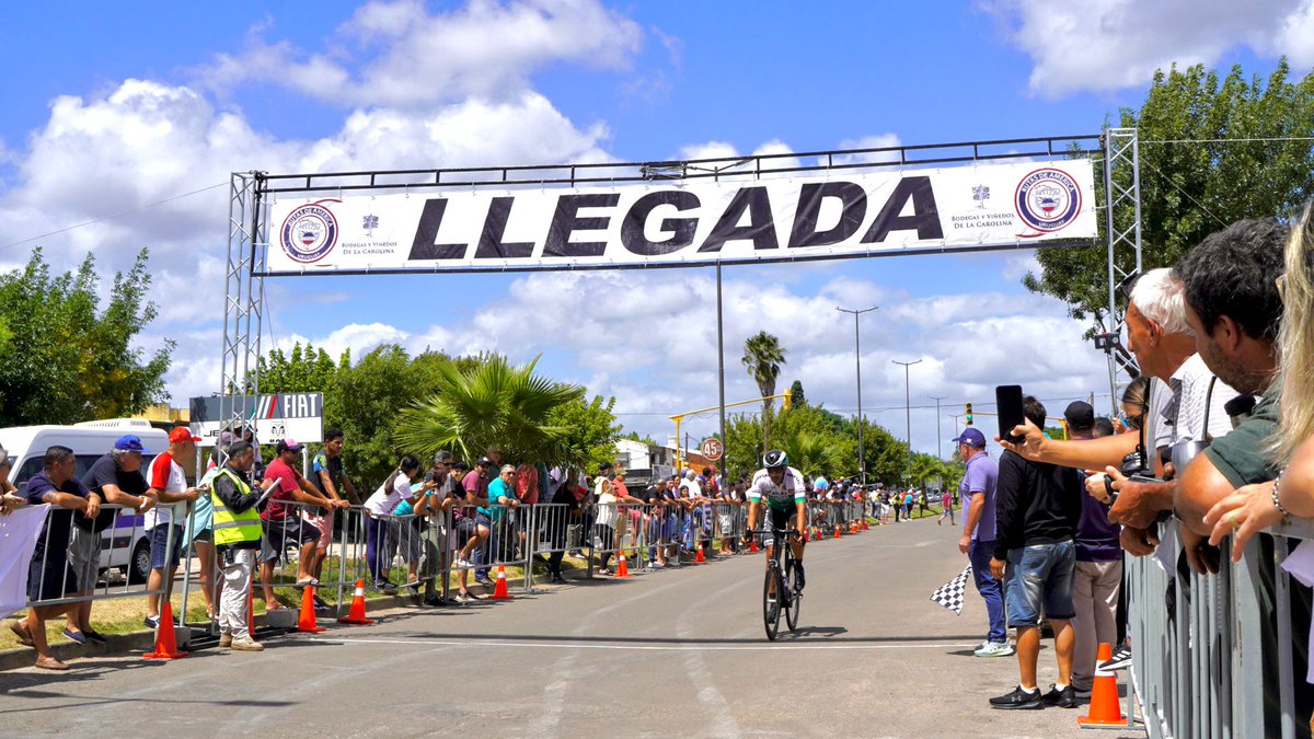 jose_yurramendi's tweet photo. En la llegada de la cuarta etapa de Rutas de América en Melo. La Chance está intacta para que los ciclistas de la azul y blanca le den una nueva alegría a nuestro pueblo. https://t.co/frDHME9HK2