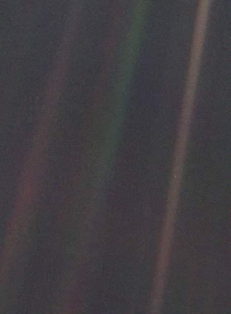 Un día como hoy en 1990, Carl Sagan consiguió que, a 6.000 millones de kilómetros, la NASA accediera a girar la sonda Voyager-1 para fotografiar la Tierra y verla como nunca antes se había visto y la acompañó con la siguiente reflexión: Mire de nuevo ese punto. Eso es aquí. Ese…