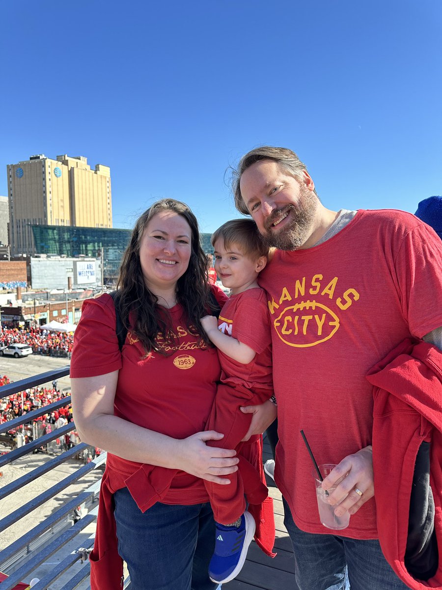 johnholtgrew's tweet photo. Beautiful day to be out watching the #chiefs parade! https://t.co/b9zCv2jqkV