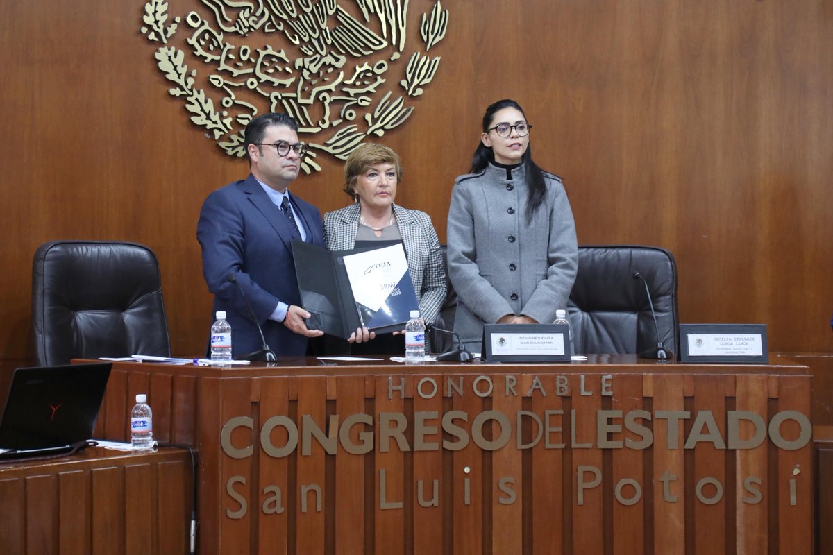 CongresoEdoSLP's tweet photo. La diputada Dolores Eliza García Román, presidenta de la #Directiva, del Congreso del Estado, recibió el Informe de Actividades 2023, del Tribunal Estatal de Justicia Administrativa, #TEJA del Magistrado Presidente Claudio Alberto Alvarado Barragán. https://t.co/yVIlhGSHee