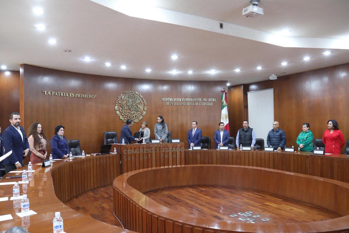 CongresoEdoSLP's tweet photo. La diputada Dolores Eliza García Román, presidenta de la #Directiva, del Congreso del Estado, recibió el Informe de Actividades 2023, del Tribunal Estatal de Justicia Administrativa, #TEJA del Magistrado Presidente Claudio Alberto Alvarado Barragán. https://t.co/yVIlhGSHee