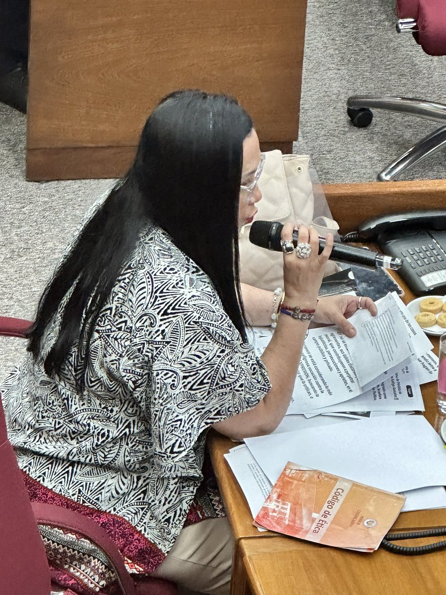 javs_a's tweet photo. JAJAJAJAJAJA Que mamaracho esta filtro-senadora. Alguien que no esté bloqueado por @AbgYamyNal puede decirle que leer copiatin no está permitido? Aprendé na a memorizarte 6 líneas🤣🤣🤣🤣🤣 gracias @ParaguayoCubas por tu gente mega intelectual https://t.co/7e0FhiOE8B