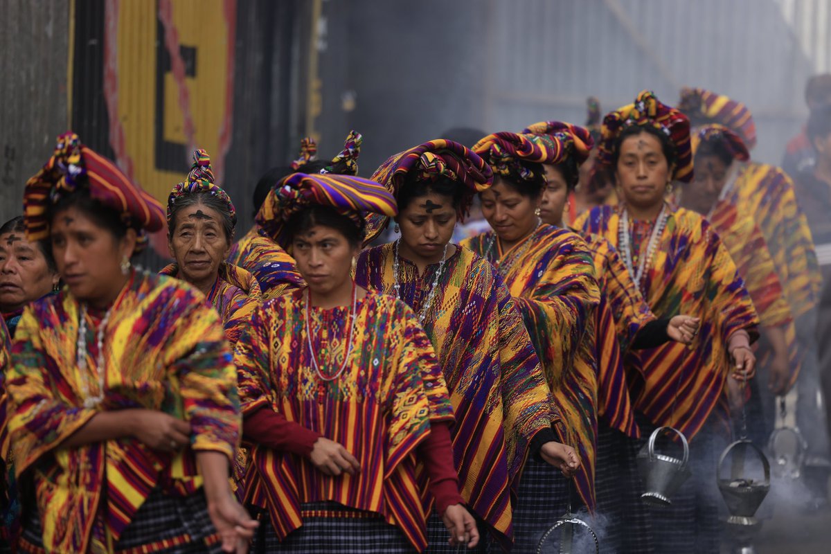 daniloramirezm's tweet photo. El pueblo maya Kaqchikel de San Juan Sacatepéquez, Guatemala, celebra el inicio de la cuaresma con la imposición de la Cruz de Ceniza en la Parroquia San Juan Bautista y la procesión de los Cristos de la Justicia, organizada por la alcaldía indígena. https://t.co/WlH2L2kfqd