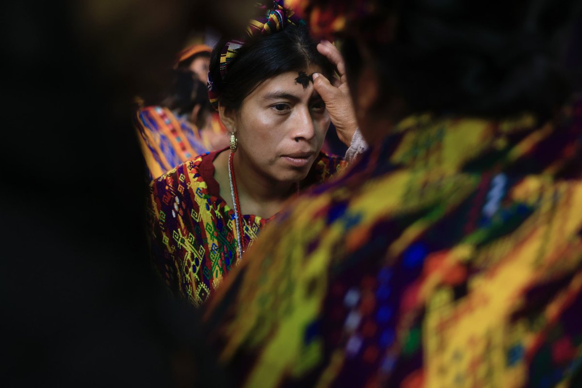 daniloramirezm's tweet photo. El pueblo maya Kaqchikel de San Juan Sacatepéquez, Guatemala, celebra el inicio de la cuaresma con la imposición de la Cruz de Ceniza en la Parroquia San Juan Bautista y la procesión de los Cristos de la Justicia, organizada por la alcaldía indígena. https://t.co/WlH2L2kfqd