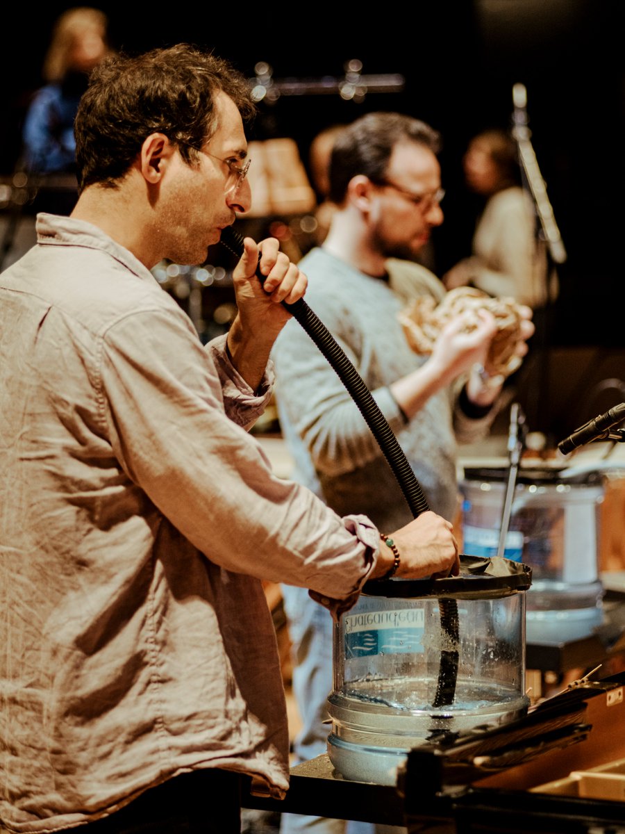 Hommage ce soir à Kaija Saariaho par @esapekkasalonen et Aliisa Neige Barrière, avec l’Ensemble intercontemporain à la @philharmonie. Réservez vos places : shorturl.at/ckltN © Mathias Benguigui @Ensemble_inter