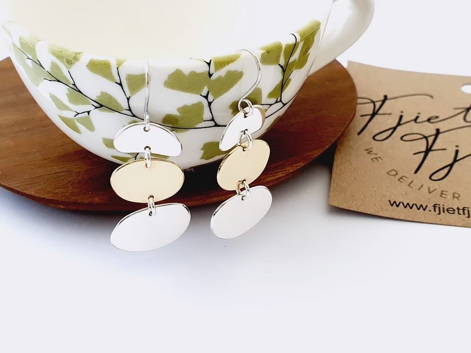 Sterling Silver and Brass Pebble Earrings! 

#sterlingsilver #brass #handpierced #handpiercedjewelry #pebble #earrings #danglyearrings #handmade #handmadejewelry #letssparkle #fjietfjieuw #wedeliverhappiness