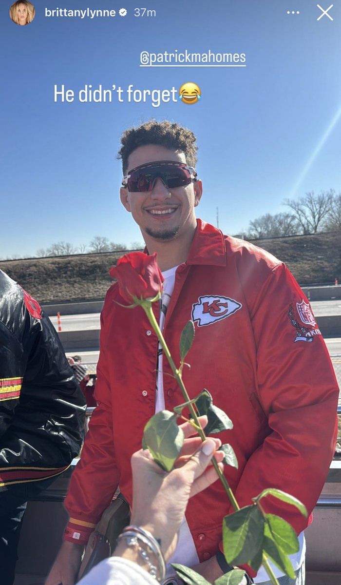 Patrick Mahomes made sure to remember Valentine's day ahead of Chiefs parade 🌹❤️

(via @BrittanyLynne)