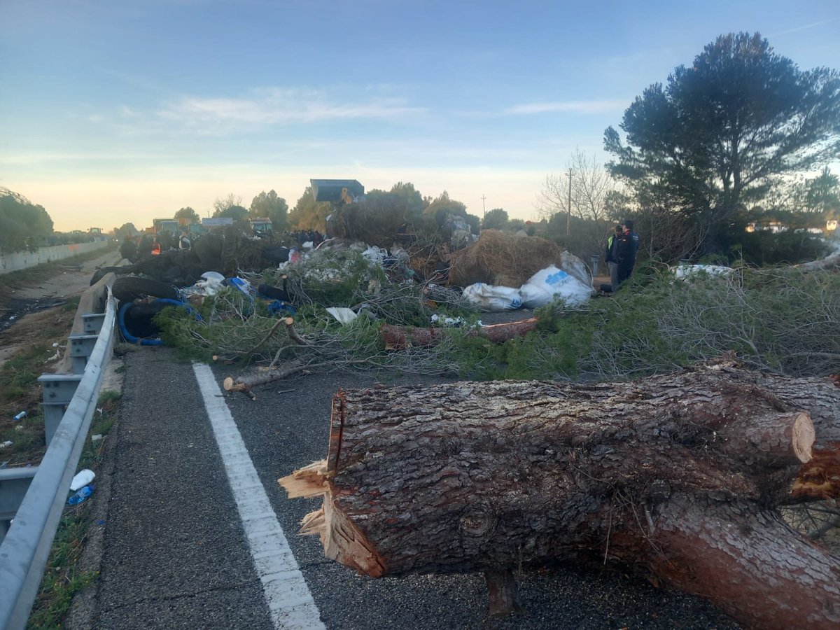 fenadismer's tweet photo. 😳ASI HA QUEDADO HOY LA AP-7 TRAS LAS MOVILIZACIONES PACIFICAS DE LOS AGRICULTORES🚜
Por eso aunque han levantado el bloqueo los servicios de mantenimeinto necesitarán horas para limpiarla y reponer el asfalto quemado🔥
😲Pero hace falta reventar una autopista para protestar?
. https://t.co/QTL6TQyCZs
