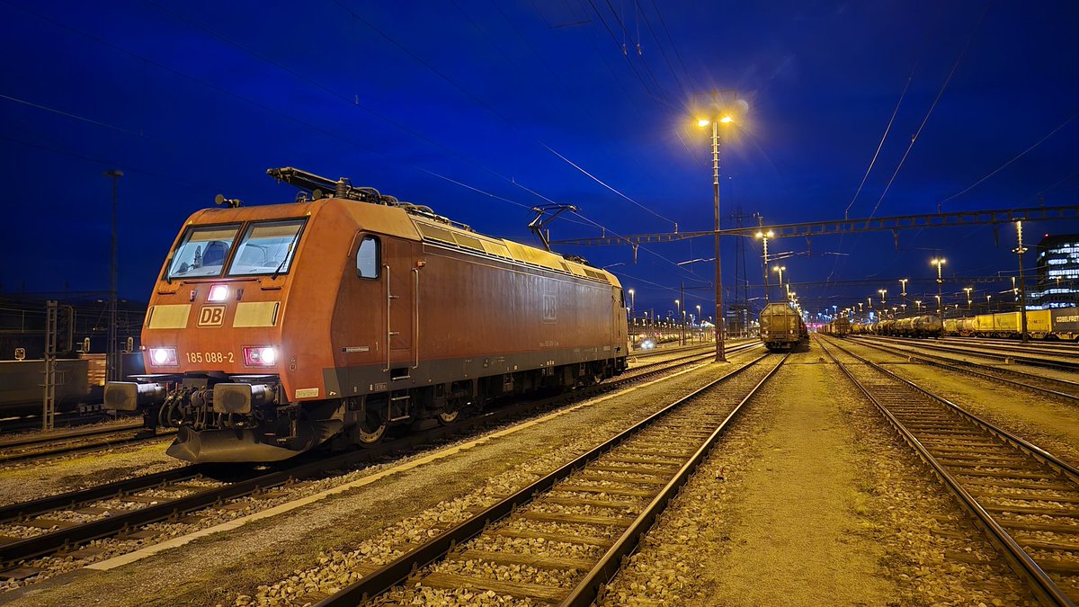 TWeinlein's tweet photo. Guten Abend aus der 🔊Zugbeeinflussung A Gruppe Bas 🔊Zugbeeinflussung el RB ✌️

Unsere #Schiebelok m 🔊Zugbeeinflussung uss zum Onkel D 🔊Zugbeeinflussung ok - also einmal 🔊Zugbeeinflussung über nach Haltungen. 

Alter, wie das 🇩🇪 Sy 🔊Zugbeeinflussung stem nervt 😖 https://t.co/CvSpHo7T9X