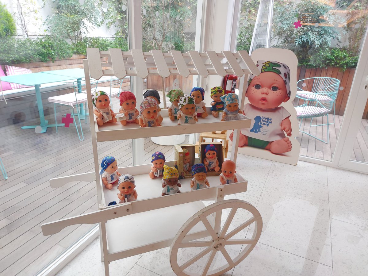 Smartickmetodo's tweet photo. Mañana es el #DíaInternacionalDelCáncerInfantil y hemos querido renovar nuestro acuerdo con la Fundación @juegaterapia para que los peques superhéroes a los que ayudan usen @Smartickmetodo durante sus tratamientos. Gracias, Valle Sallés y a todo el equipo de la Fundación por la labor que hacéis. 😍