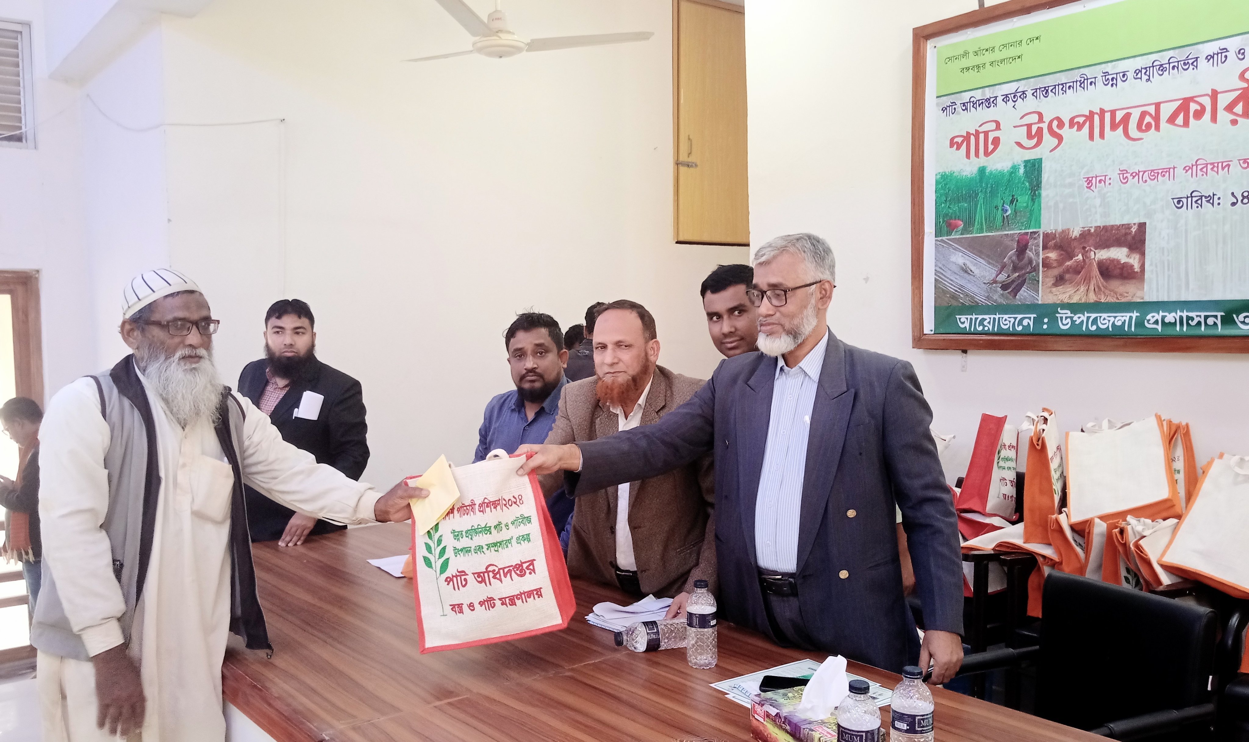 সরিষাবাড়ীতে পাট উৎপাদনকারী চাষীদের প্রশিক্ষণ