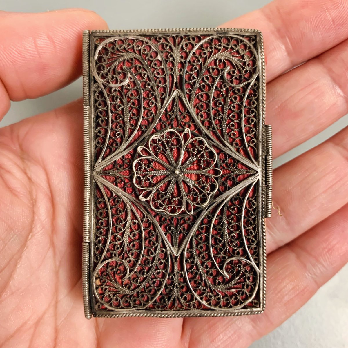 iamkristinesr's tweet image. What could be more romantic than a silver filigree and scarlet silk miniature book, gifted by a mysterious sweetheart? ❤️📕❤️

@theUL CCE.66.25 (2) London almanack for the year of Christ 1765, printed for the Company of Stationers📚

#cambridgeuniversitylibraries #ValentinesDay