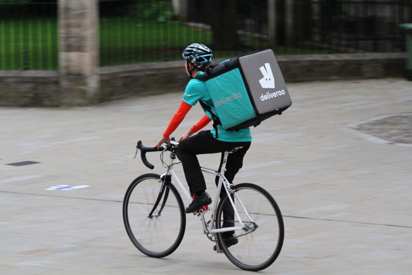 BizMattersmag's tweet image. Planning a cozy Valentine's dinner at home? You might want to hit the stores instead. Thousands of @Deliveroo  and @UberEats drivers are striking on Valentine's Day. bit.ly/48nR3XG  🍽️💕 #ValentinesDay2023 #DriverStrike #PlanAhead