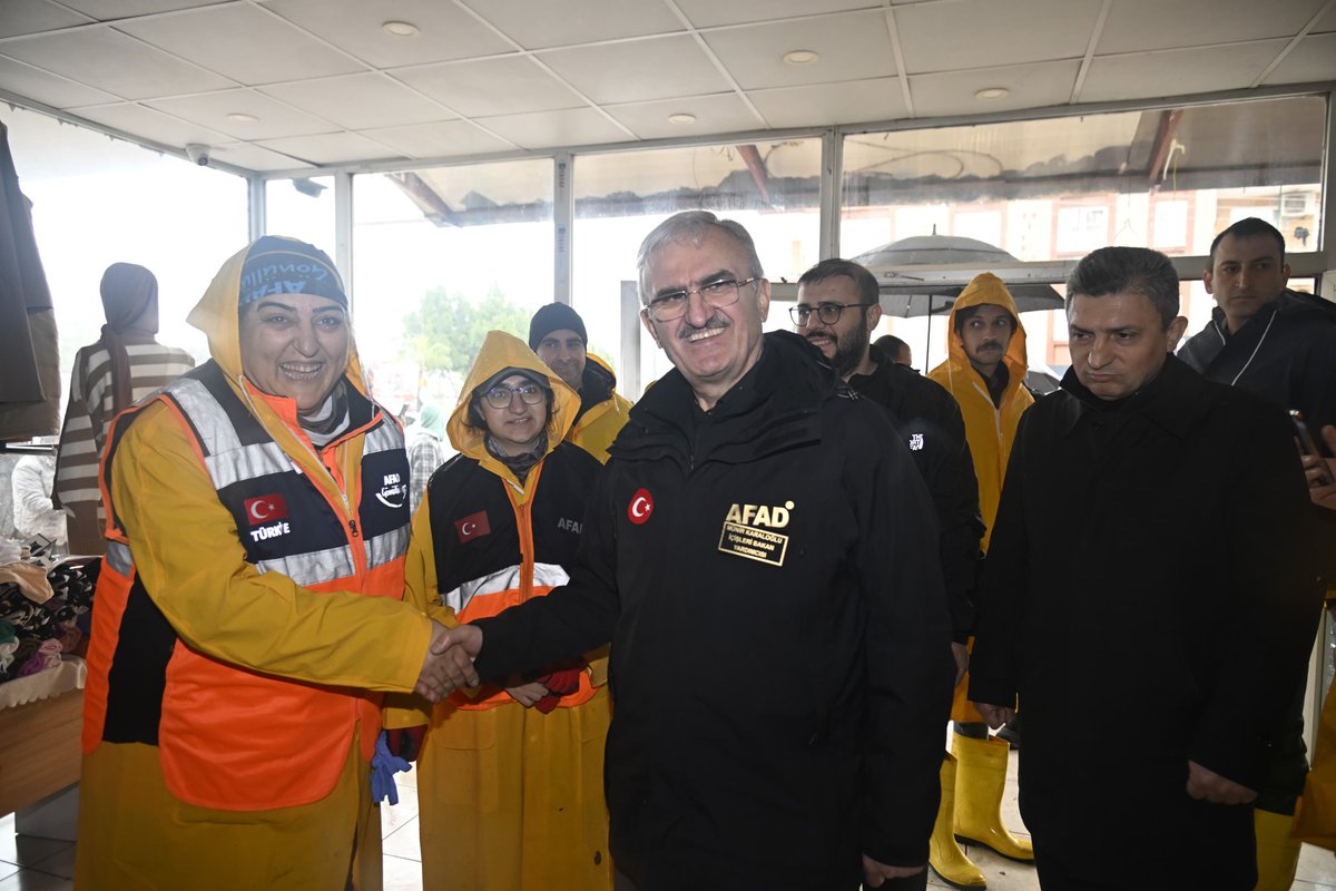 İçişleri Bakan Yardımcımız Sayın @munirkaraloglu , Antalya Sel çalışmalarında gönüllülerimizi ziyaret etti.