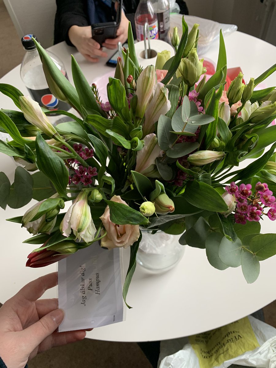 Vet inte riktigt vad jag gjort för att förtjäna någon som skickar blombud till mitt jobb