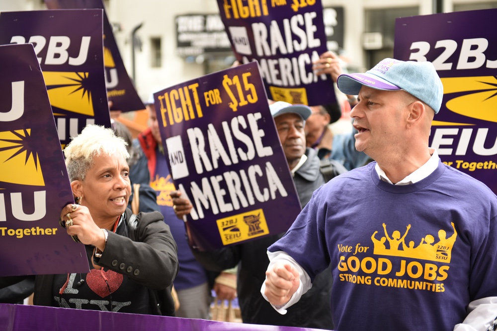 BucksCoBeacon's tweet photo. A $15 Minimum Wage Increase Could Help Majority Of Pennsylvania Workers, Report Says | In Bucks County, around 71,000 workers would benefit from the wage hike, which accounts for 21 percent of the workforce. Read @cacarusoo's latest: https://t.co/cXe11LxVxP https://t.co/IPFzqyWtqx