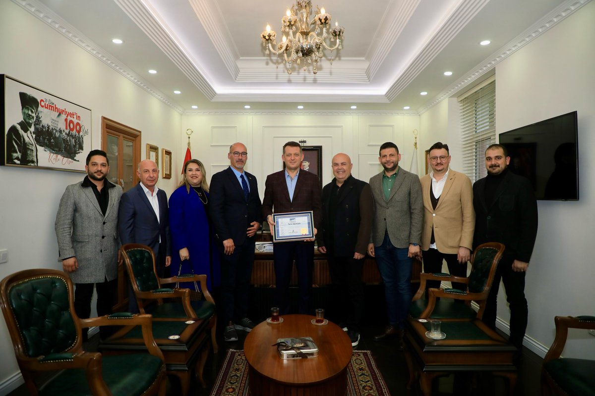 -ALSİAD 13. Dönem Yönetim Kurulu' n dan Protokol Ziyaretleri-
4-Alanya’ nın genel durumu hakkında bilgi alış verişinde bulunuldu. ALSİAD Yönetimi toplantı sonunda Sn. ÜRKMEZER’ e teşekkür ederek, kendisine ALSİAD Şeref Üyesi belgesini takdim etti ve başarılarının devamını diledi.