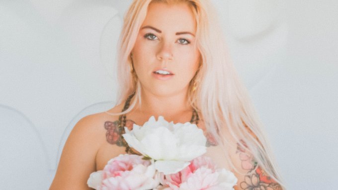 Valentine's Day Surprise! First 10 people to sub to my fanpage get hundreds of nudes for $3.50! Love