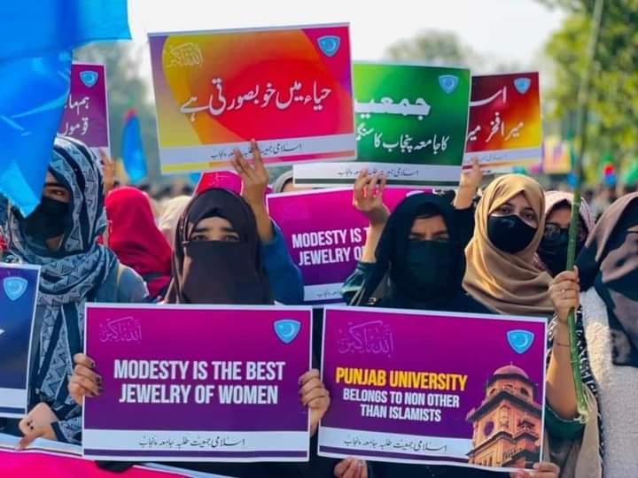 دیار مغرب کے رہنے والو خدا کی بستی دکاں نہیں ہے 

کھرا جسے تم سمجھ رہے ہو وہ اب زر کم عیار ہوگا 

تمہاری تہذیب اپنے خنجر سے آپ ہی خودکشی کرے گی 

جو شاخ نازک پہ آشیانہ بنے گا ناپائیدار ہوگا 

Islami Jamiat Talaba Pakistan 💝
#Hayaday