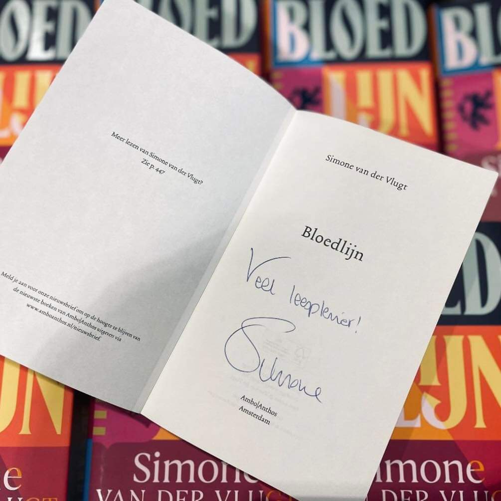 📚 Simone van der Vlugt @simonevdvlugt signeert op 17 februari van 11 tot 12 uur! Kom langs bij de @Readshop_RB in Rijnsburg en scoor een gesigneerd exemplaar van haar nieuwste boek “Bloedlijn.”🖊️