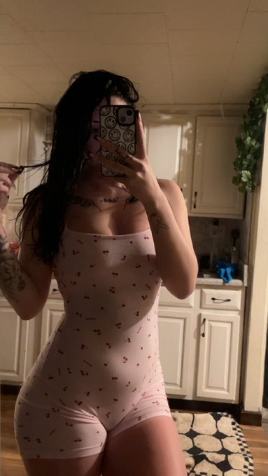 Daddy got me skims for Valentine&rsquo;s Day🖤 https://t.co/VSYqDHnwSf
