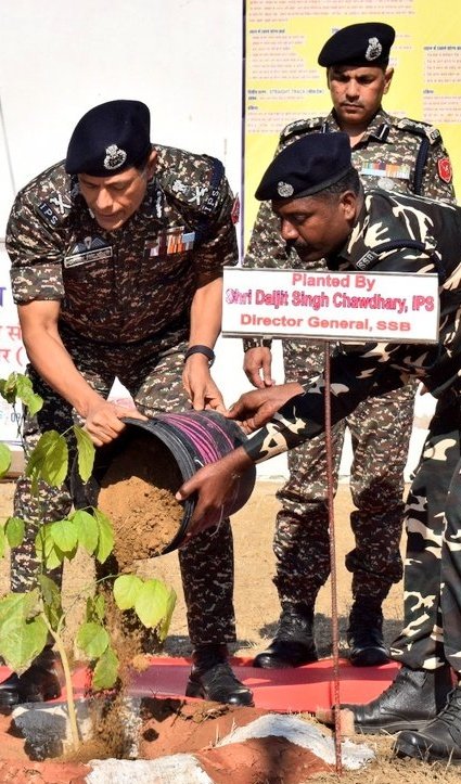 MRSPRASAD52's tweet photo. श्री दलजीत सिंह चौधरी #DGSSB पर्यावरण प्रेमी है
हमें आपसे बड़ी उम्मीदें हैं
आप #SSBHq के बाहर पार्क में पार्किंग को रोकने तथा पार्किंग से दुकान हटाने के लिए सक्षम है क्योंकि #SSB_INDIA इस क्षेत्र की नोडल एजेंसी है
Please use all 3 gates to and from the office in #EastBlkRKPuramND https://t.co/zNmDiDaMtE